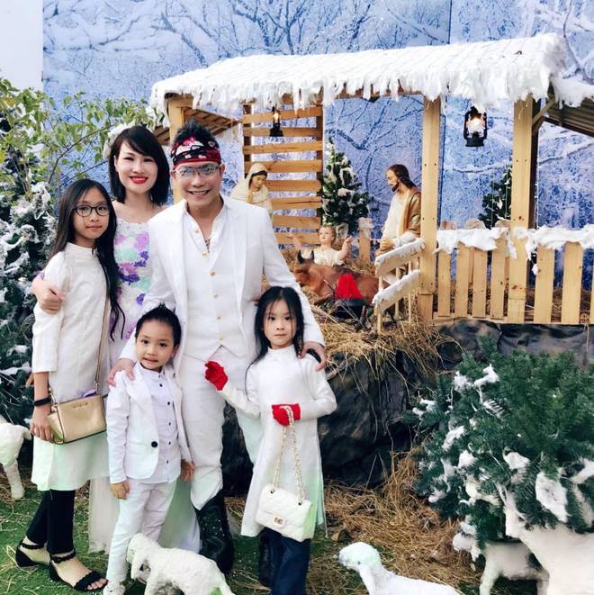 Hình ảnh hạnh phúc của Jimmii Nguyễn bên vợ và 3 người con - Ảnh 1.