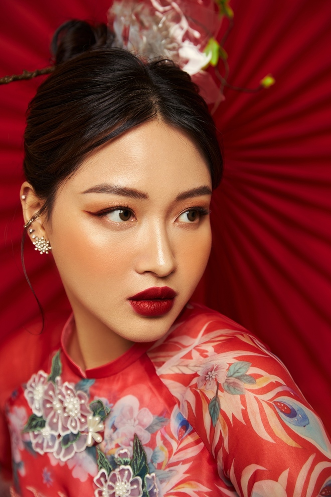 Bùi Dương Thái Hà diện áo dài đón Tết - Ảnh 1.