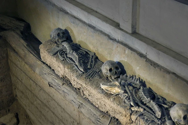 Lăng mộ chôn 4 bộ hài cốt trẻ em dưới 4 góc: Thành phần kim loại tìm thấy trong xương vạch trần hủ tục mai táng bất nhân - Ảnh 3.