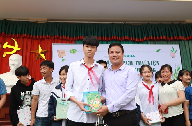Trao tặng món quà sang trọng cho 1006 học trò ở Đông Lỗ - Ảnh 10.