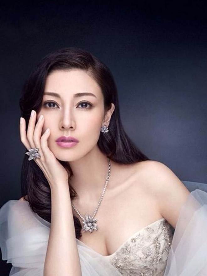 Hoa hậu đẹp nhất Hong Kong Lý Gia Hân tuổi 51 quyến rũ cỡ nào? - Ảnh 8.