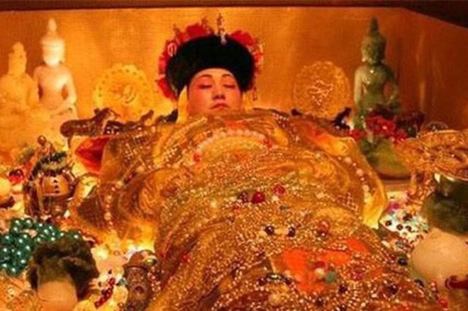 2 chuyện kỳ dị trong ngày đưa tang Từ Hi Thái hậu: Thi thể không thối rữa nhưng lại bốc mùi hôi thối ngút trời, máu từ trong quan tài chảy ra lênh láng lau hoài không hết - Ảnh 6.