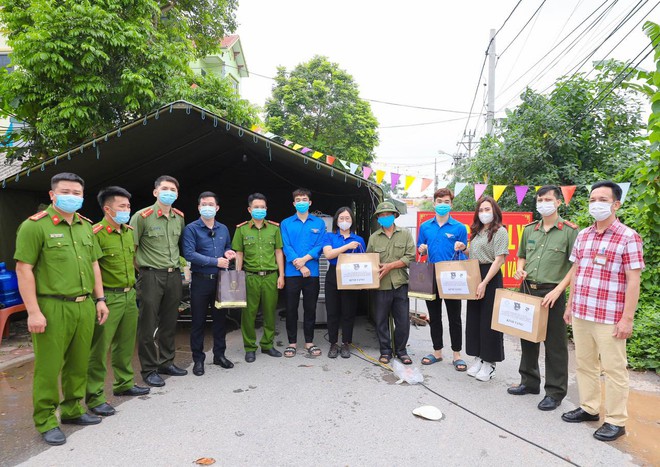 Diễn viên Phan Kim Oanh làm từ thiện - Ảnh 4.