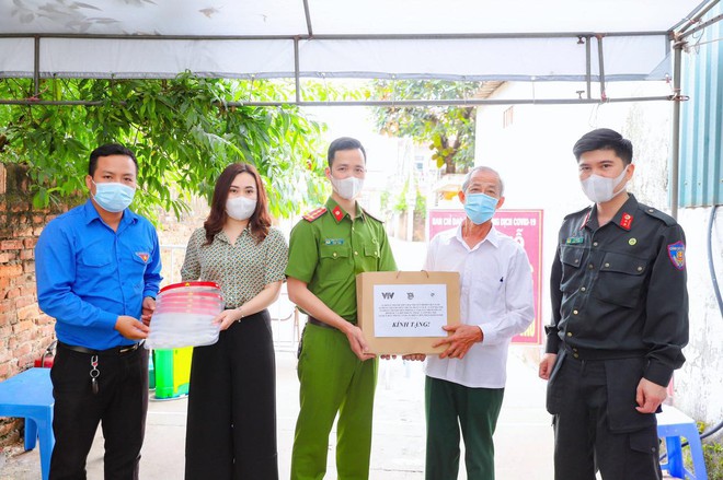 Diễn viên Phan Kim Oanh làm từ thiện - Ảnh 5.