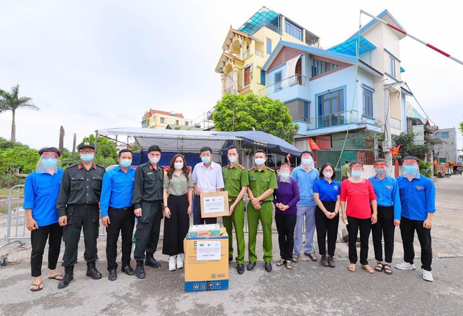 Diễn viên Phan Kim Oanh làm từ thiện - Ảnh 3.