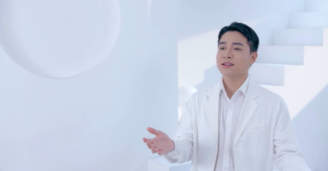 Tùng Anh The Voice ra MV Tự hào áo blue - Ảnh 1.