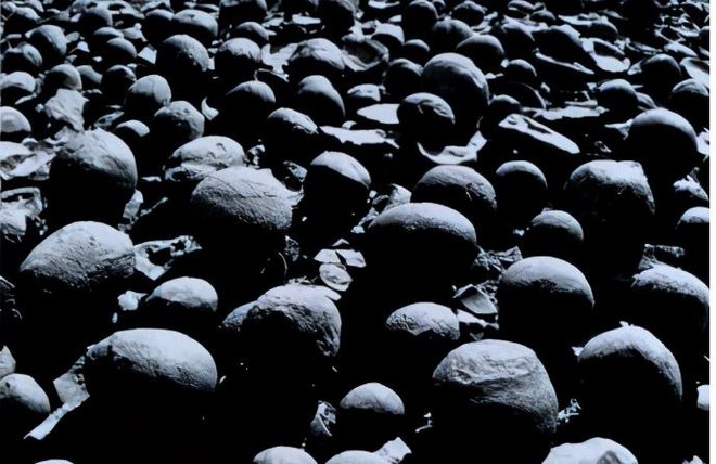 Hàng trăm quả cầu đá bí ẩn xuất hiện ở ngọn núi Tân Cương: Giới khoa học càng hoang mang khi bổ đôi chúng ra! - Ảnh 3.