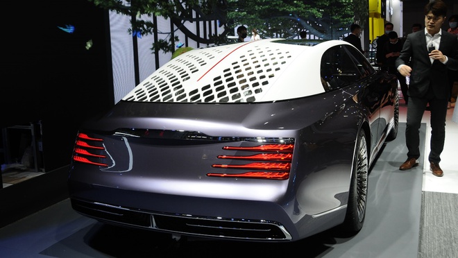 Ô tô Trung Quốc lắp hẳn đèn chùm như khách sạn 5 sao, quyết vượt mặt Rolls Royce có bầu trời sao - Ảnh 2.