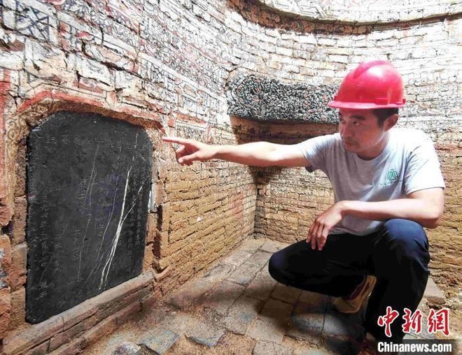 Ngôi mộ gia tộc vừa được phát hiện ở Trung Quốc: Đội khảo cổ ngỡ ngàng khi bước vào bên trong! - Ảnh 4.