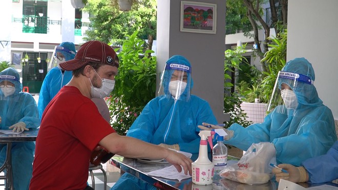 Video: Tiêm vắc xin Covid-19, tặng quà cho người nước ngoài ở quận Phú Nhuận giữa đại dịch Covid-19 - Ảnh 4.