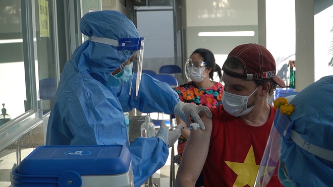 Video: Tiêm vắc xin Covid-19, tặng quà cho người nước ngoài ở quận Phú Nhuận giữa đại dịch Covid-19 - Ảnh 3.