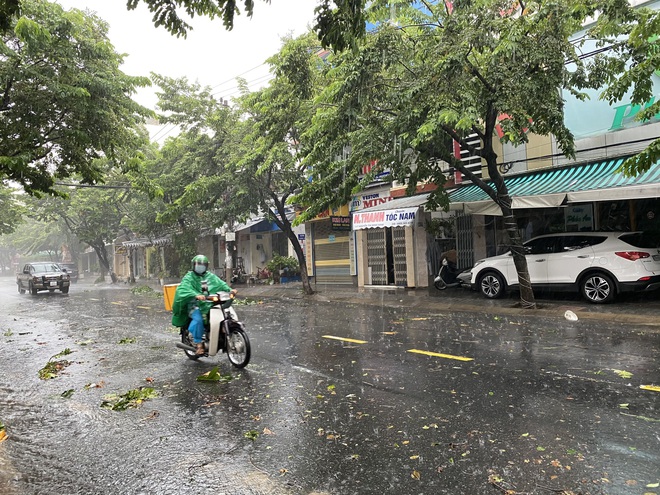 Xót xa cảnh người Đà Nẵng chạy ngược chạy xuôi mua đồ về chống bão giữa tâm dịch - Ảnh 1.