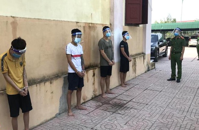 Nghệ An: Phá ổ nhóm sử dụng giấy tờ giả đi thuê hàng loạt ô tô rồi mang bán - Ảnh 1.