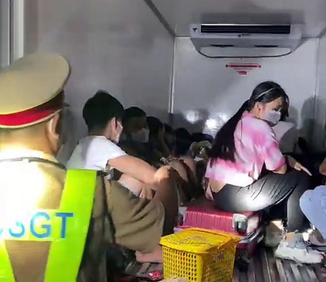 Vụ xe tải giấu 15 người trong thùng đông lạnh để thông chốt như phim: Thông tin từ Phó Chủ tịch Bình Thuận - Ảnh 1.