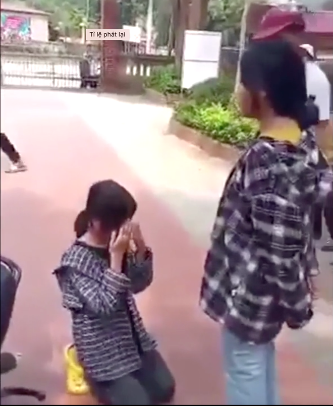 Nữ sinh bị anh trai của bạn tát liên tiếp, bắt quỳ gối ở sân trường xin lỗi - Ảnh 2.