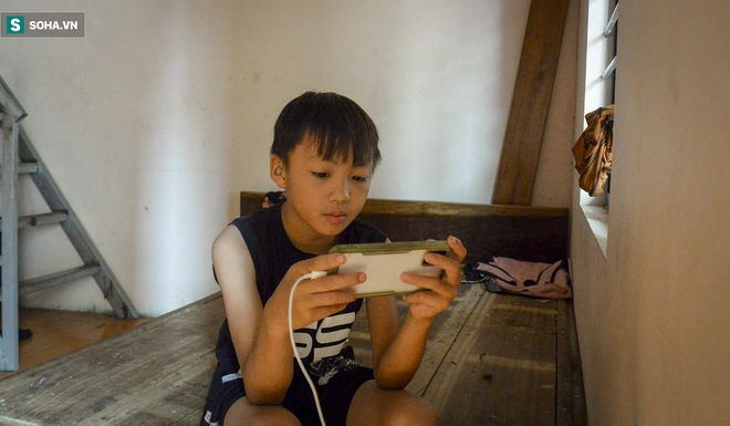 Hà Nội: Cặp vợ chồng có 6 con học online nhưng nhà có duy nhất 2 điện thoại, thầy hiệu trưởng cho mượn 1 chiếc - Ảnh 10.