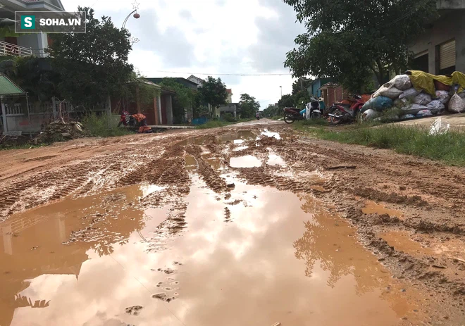 Xã nông thôn mới nhưng đường vẫn ngập trong bùn, dân góp tiền tự làm đường không được - Ảnh 2.