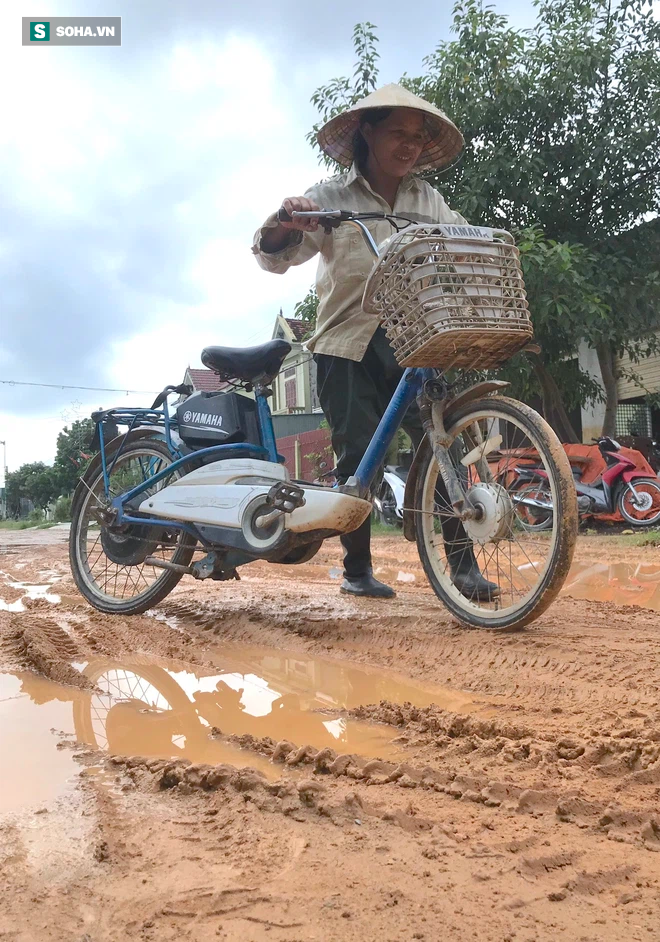 Xã nông thôn mới nhưng đường vẫn ngập trong bùn, dân góp tiền tự làm đường không được - Ảnh 5.