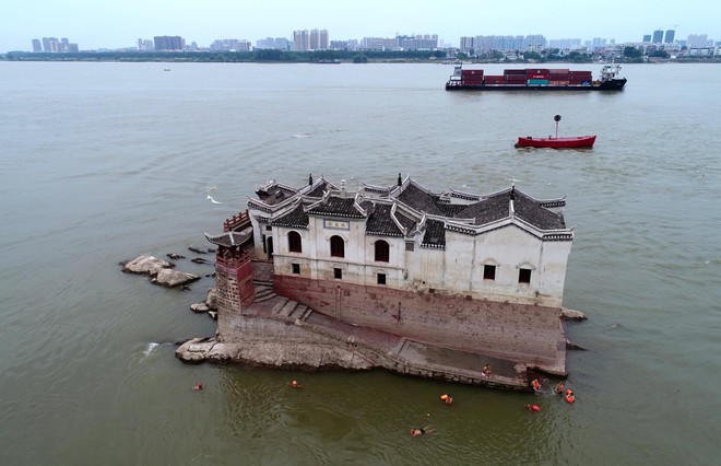 Ngôi chùa đứng vững giữa dòng sông dài nhất Trung Quốc, bất chấp đại hồng thủy suốt 700 năm: Bí mật gì bên dưới mặt nước? - Ảnh 6.