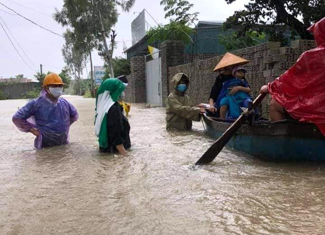 Thủy điện và hồ đập xả lũ, nhiều tuyến quốc lộ và nhà dân ở Nghệ An ngập sâu trong nước - Ảnh 15.
