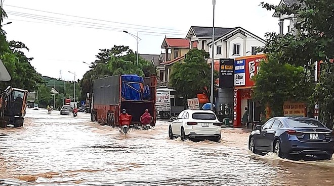 Thủy điện và hồ đập xả lũ, nhiều tuyến quốc lộ và nhà dân ở Nghệ An ngập sâu trong nước - Ảnh 9.