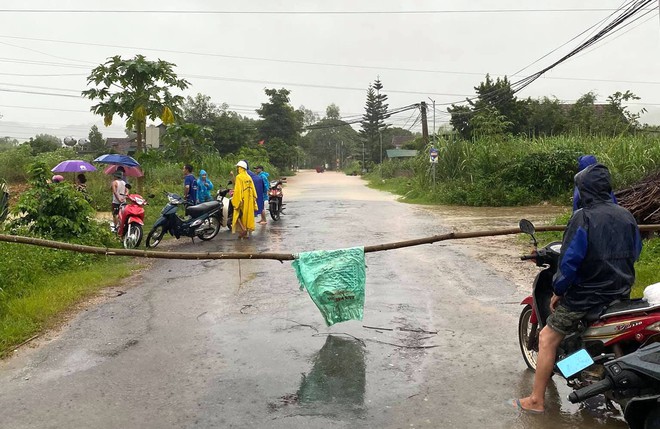 Thủy điện và hồ đập xả lũ, nhiều tuyến quốc lộ và nhà dân ở Nghệ An ngập sâu trong nước - Ảnh 11.