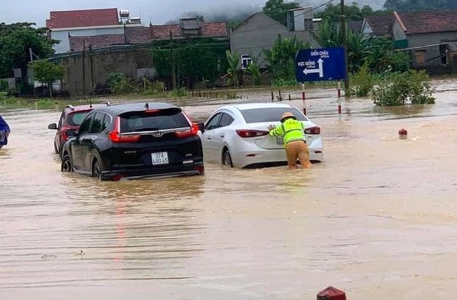 Thủy điện và hồ đập xả lũ, nhiều tuyến quốc lộ và nhà dân ở Nghệ An ngập sâu trong nước - Ảnh 3.