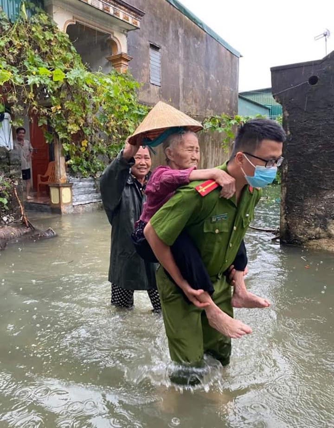 Thủy điện và hồ đập xả lũ, nhiều tuyến quốc lộ và nhà dân ở Nghệ An ngập sâu trong nước - Ảnh 16.