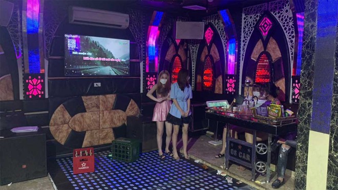 Đột xuất kiểm tra quán karaoke đóng kín cửa lúc đêm khuya, công an phát hiện 38 người hát bên trong - Ảnh 2.