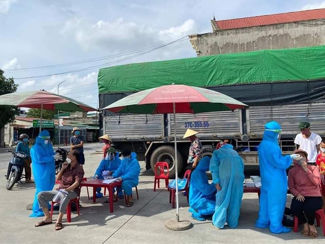 Nghệ An áp dụng những quy định mới trong mùa dịch, người dân cần có thẻ mới được đi mua hàng - Ảnh 1.