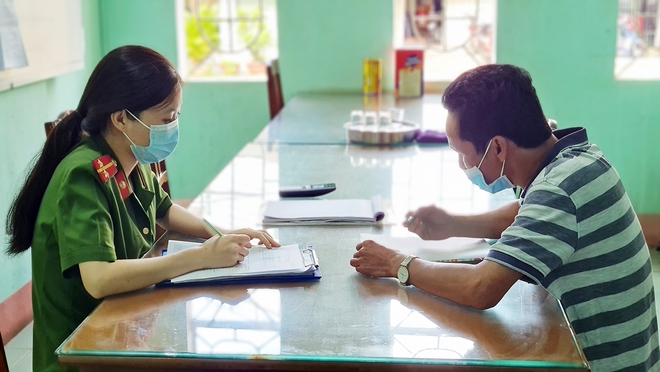 Vác bàn ra đặt giữa đường, bỏ khẩu trang ngồi chụp ảnh đăng facebook với nội dung họp nhau uống trà - Ảnh 2.