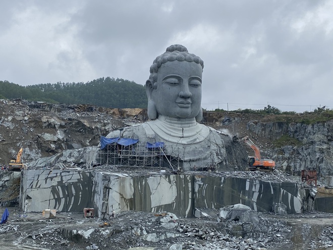 Tượng Phật khổng lồ mọc lên giữa mỏ đá gây xôn xao ở Đà Nẵng - Ảnh 1.