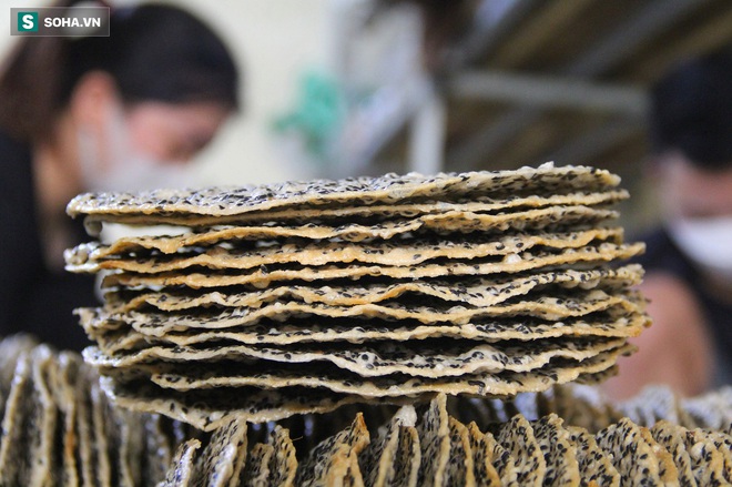 Xem người thợ tay thoăn thoắt làm mỗi ngày nghìn cái bánh ở làng nghề hơn 300 tuổi - Ảnh 11.
