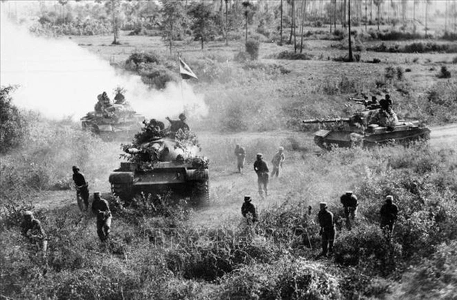 Chiến trường K: 3 xe tăng Khmer Đỏ ngang nhiên chui vào giữa quân ta - Thế là xong! - Ảnh 3.