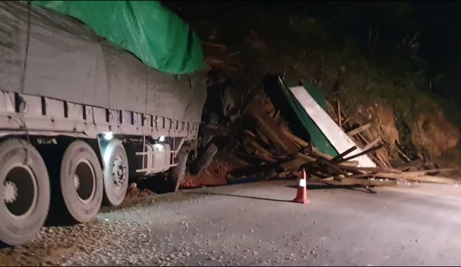 CLIP: Hiện trường vụ xe tải chở gỗ đâm vào vách núi khiến 3 người thương vong - Ảnh 3.
