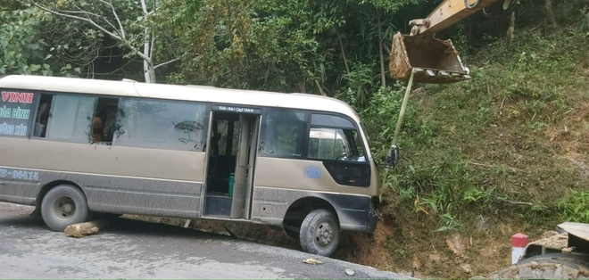 Xe khách chở 30 người về quê nghỉ Tết đâm vào vách núi khiến nhiều người bị thương - Ảnh 2.