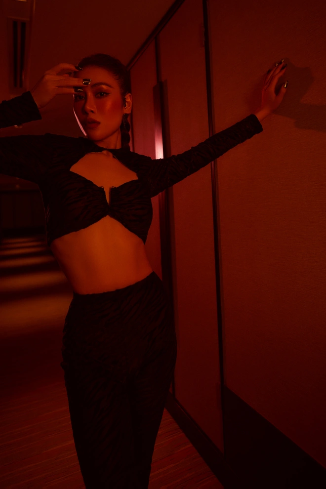 Hoa hậu Tuyết Nga gợi cảm đón tuổi mới - Ảnh 1.