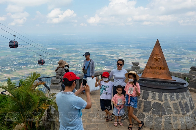 Núi Bà Đen, Tây Ninh xuất hiện hiện tượng tự nhiên hiếm gặp, khiến các du khách không khỏi trầm trồ - Ảnh 8.