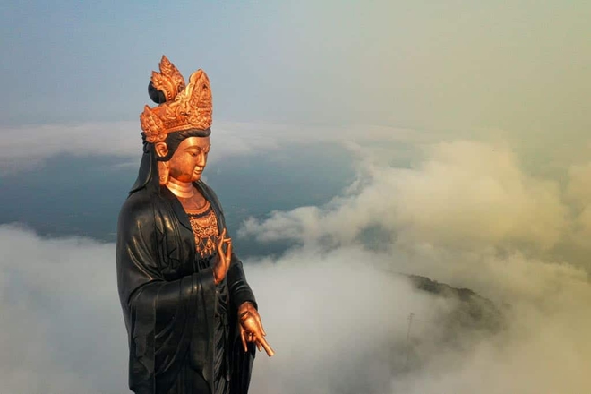 Núi Bà Đen, Tây Ninh xuất hiện hiện tượng tự nhiên hiếm gặp, khiến các du khách không khỏi trầm trồ - Ảnh 6.