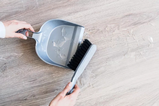 Chuyên gia gợi ý: Dùng 5 thứ này để làm sạch mặt sàn khi có mảnh kính vỡ đảm bảo hiệu quả - Ảnh 6.