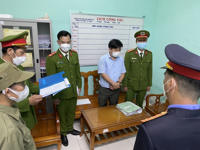 Bắt GĐ CDC Thừa Thiên Huế, người từng nói Việt Á cho tôi dù ly cà phê tôi đi tù cũng xứng - Ảnh 1.