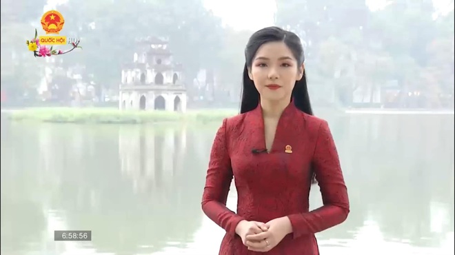 Nàng hot girl trường báo là MC thời tiết: Khó nhất là học “chỉ tay” trên sóng truyền hình - Ảnh 1.