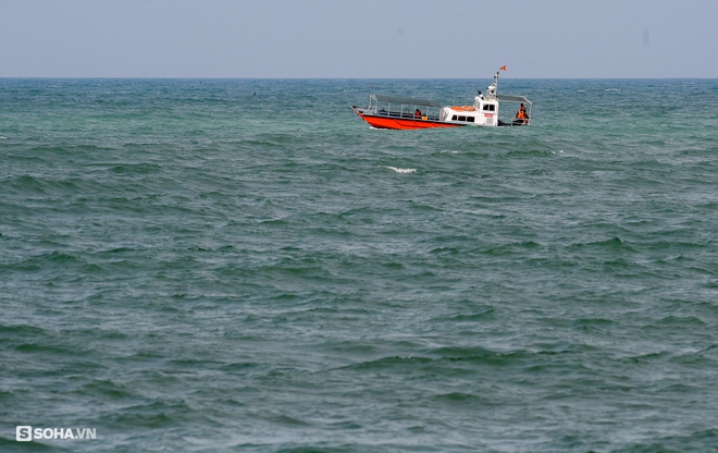 Bộ đội biên phòng chui vào từng hốc đá tìm bé trai 3 tuổi trong vụ chìm ca nô ở Hội An - Ảnh 2.