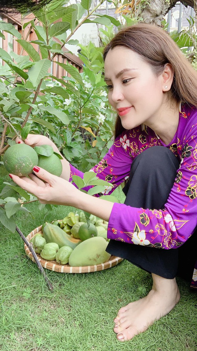 Hoa hậu Phương Lê miệt mài trồng rau, nuôi gà trong căn biệt thự 200 tỷ - Ảnh 4.