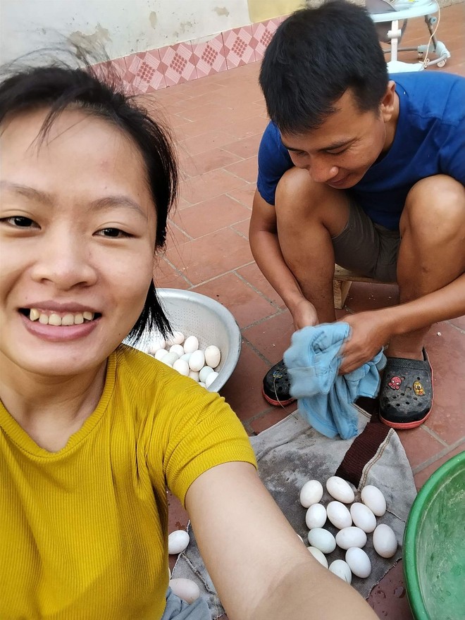 Gia đình chạy trốn áp lực sống ở Hà Nội, cất bằng cử nhân về quê làm nông dân chăn vịt