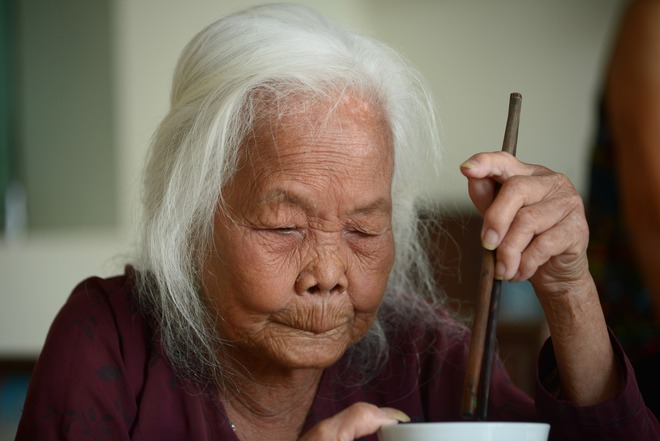 Cuộc sống không người nương tựa của cặp chị em mù lòa và mẹ 90 tuổi liêu xiêu tuổi già - Ảnh 7