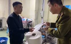 Nóng: Bắt quả tang DN dùng giấy vệ sinh thay vải kháng khuẩn sản xuất khẩu trang